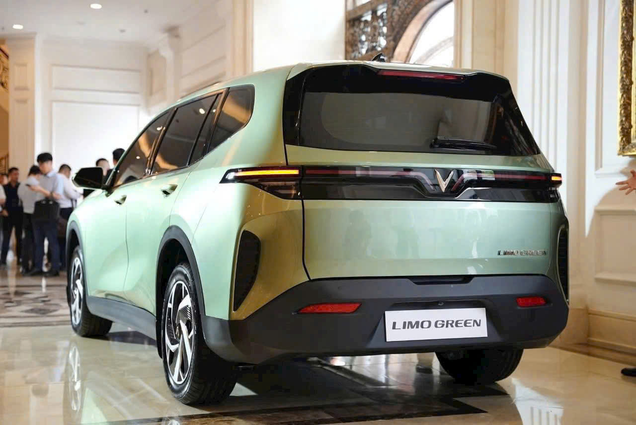 phan duoi vinfast limo green 2025